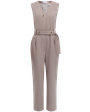 Комбинезон прямого силуэта с V-образным вырезом и укороченными штанинами. Модель дополнена пуговицей на передней части из полиэфира. Комбинезон со съемным поямом с 2 акцентными роговыми пуговицами. Можно сочетать как с лодочками для элегантного образа, так и с кроссовками для расслабленного лука.

На модели размер XS