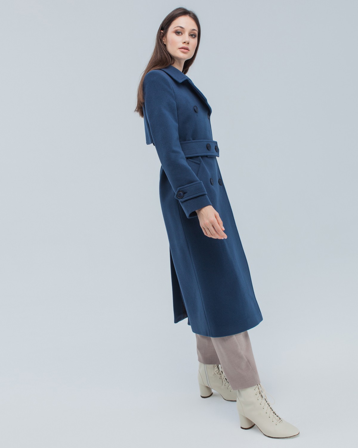 Пальто-тренч Dandy с поясом на пуговицах, цвет: серо-синий Allweneed Двубортное пальто-тренчс кокеткой по спинке, широким поясом на пуговицах и шлицей сзади.
Рукава декорированы патами на пуговицах. Классический крой в сочетании с элементами стиля милитари - отличная альтернатива минимализму.
На модели размер XS