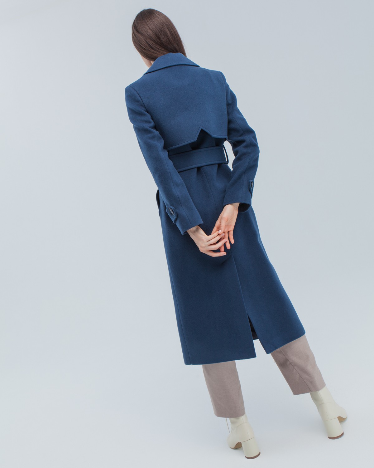 Пальто-тренч Dandy с поясом на пуговицах, цвет: серо-синий Allweneed Двубортное пальто-тренчс кокеткой по спинке, широким поясом на пуговицах и шлицей сзади.
Рукава декорированы патами на пуговицах. Классический крой в сочетании с элементами стиля милитари - отличная альтернатива минимализму.
На модели размер XS