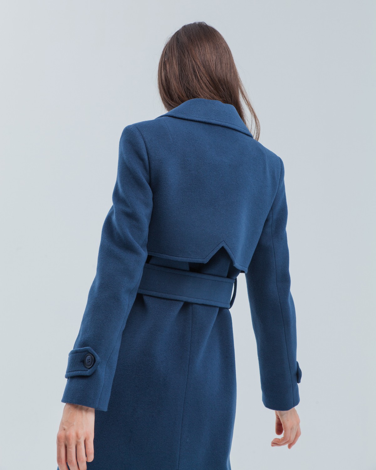 Пальто-тренч Dandy с поясом на пуговицах, цвет: серо-синий Allweneed Двубортное пальто-тренчс кокеткой по спинке, широким поясом на пуговицах и шлицей сзади.
Рукава декорированы патами на пуговицах. Классический крой в сочетании с элементами стиля милитари - отличная альтернатива минимализму.
На модели размер XS