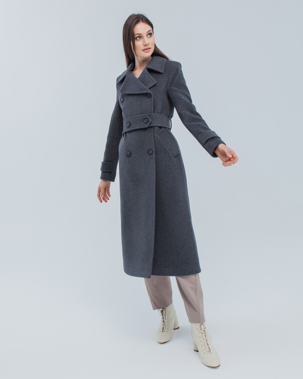 Двубортное пальто-тренчс кокеткой по спинке, широким поясом на пуговицах и шлицей сзади.
Рукава декорированы патами на пуговицах. Классический крой в сочетании с элементами стиля милитари - отличная альтернатива минимализму.

На модели размер XS