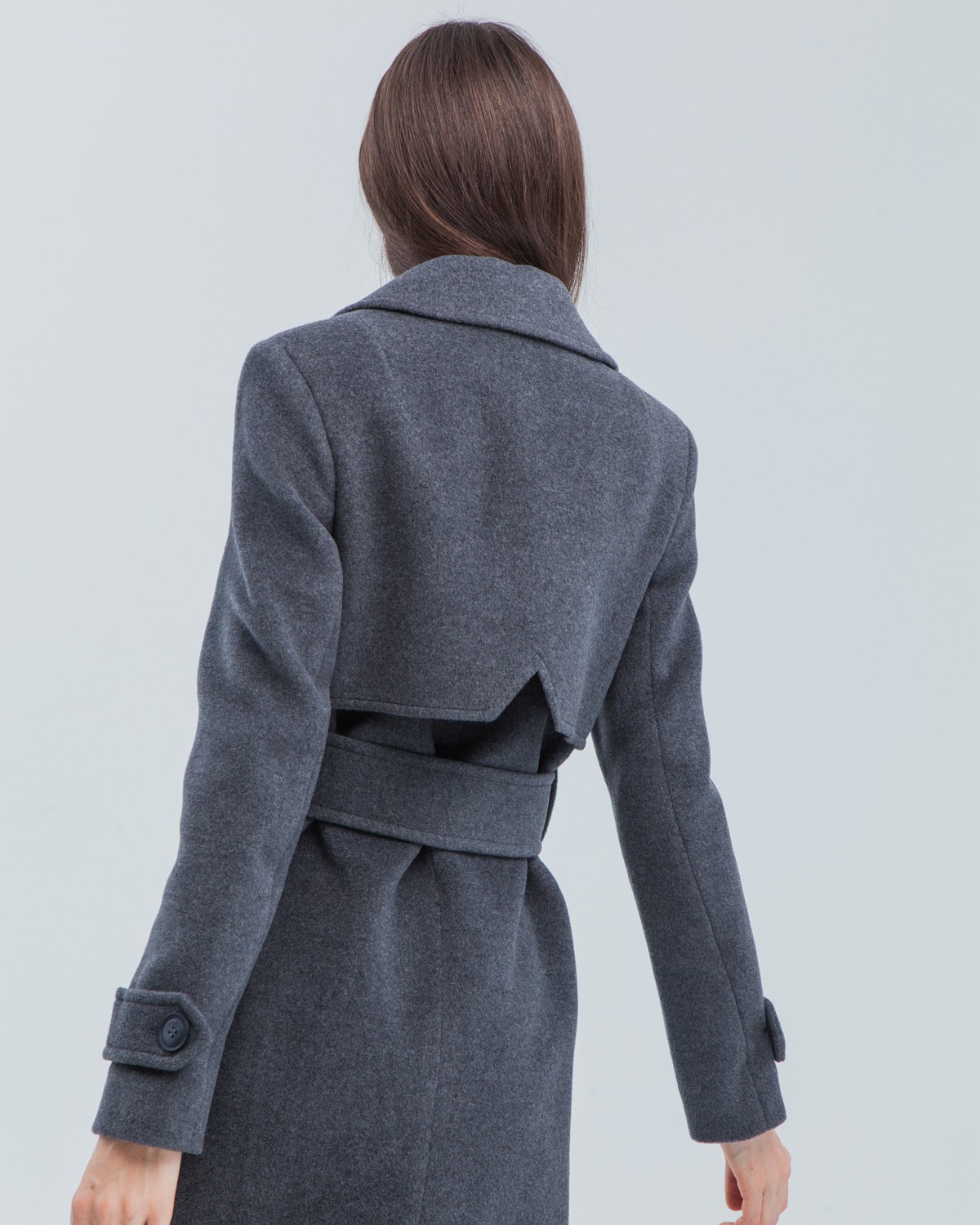 Двубортное пальто-тренчс кокеткой по спинке, широким поясом на пуговицах и шлицей сзади.
Рукава декорированы патами на пуговицах. Классический крой в сочетании с элементами стиля милитари - отличная альтернатива минимализму.

На модели размер XS