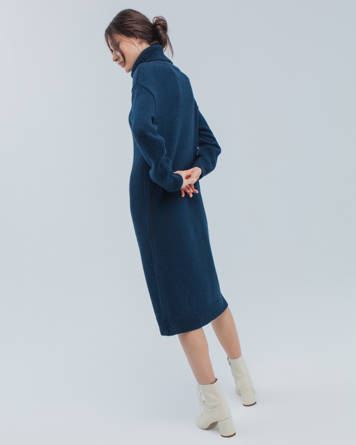 Трикотажное платье длины миди прямого кроя. Дополнено широким высоким воротом. По низу рукава и низу изделия притачан манжет, что создает удобство при ношении платья. Идеальный вариант для прохладных зимнихпрогулок и уютных посиделок с друзьями.