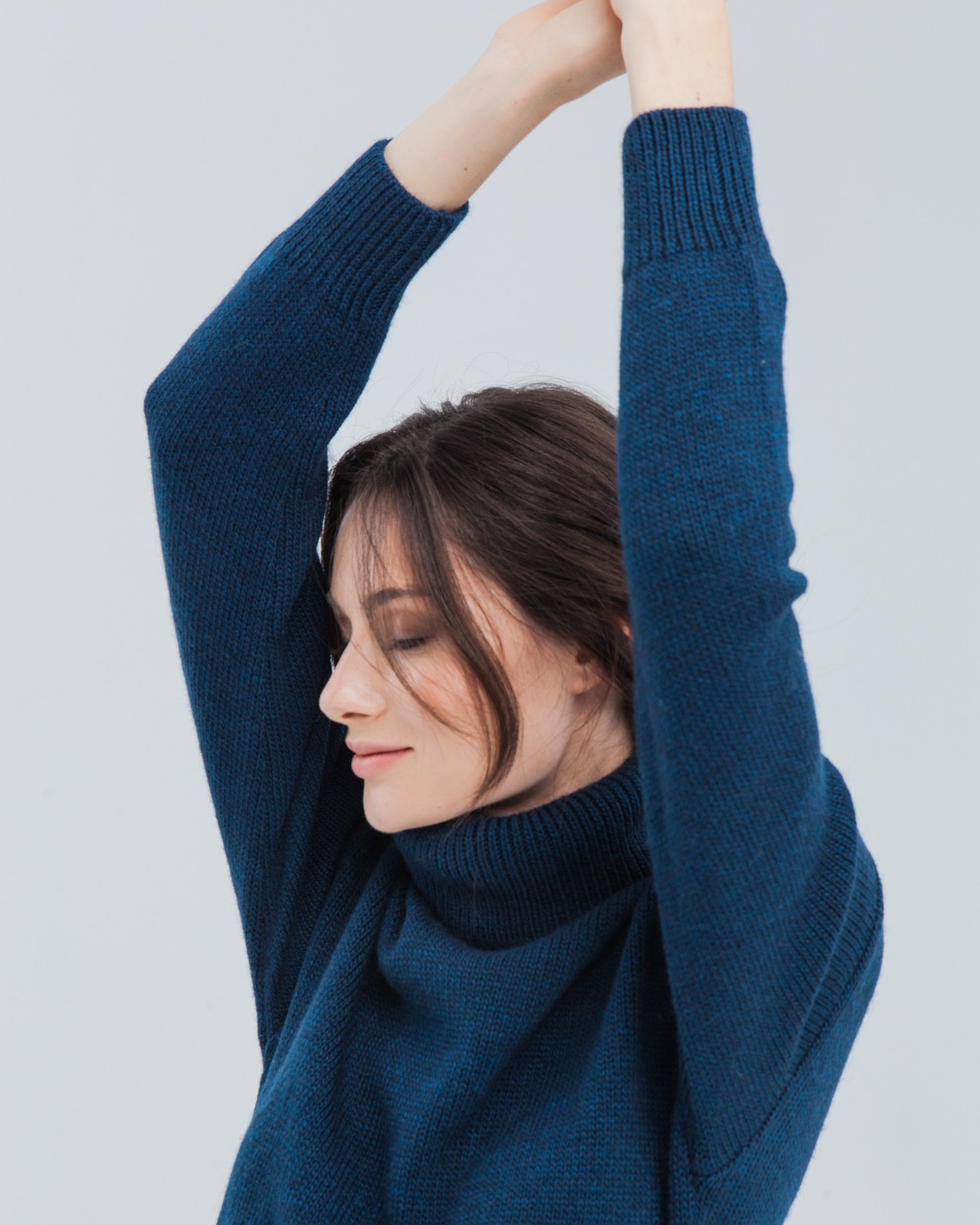 Трикотажное платье длины миди прямого кроя. Дополнено широким высоким воротом. По низу рукава и низу изделия притачан манжет, что создает удобство при ношении платья. Идеальный вариант для прохладных зимнихпрогулок и уютных посиделок с друзьями.