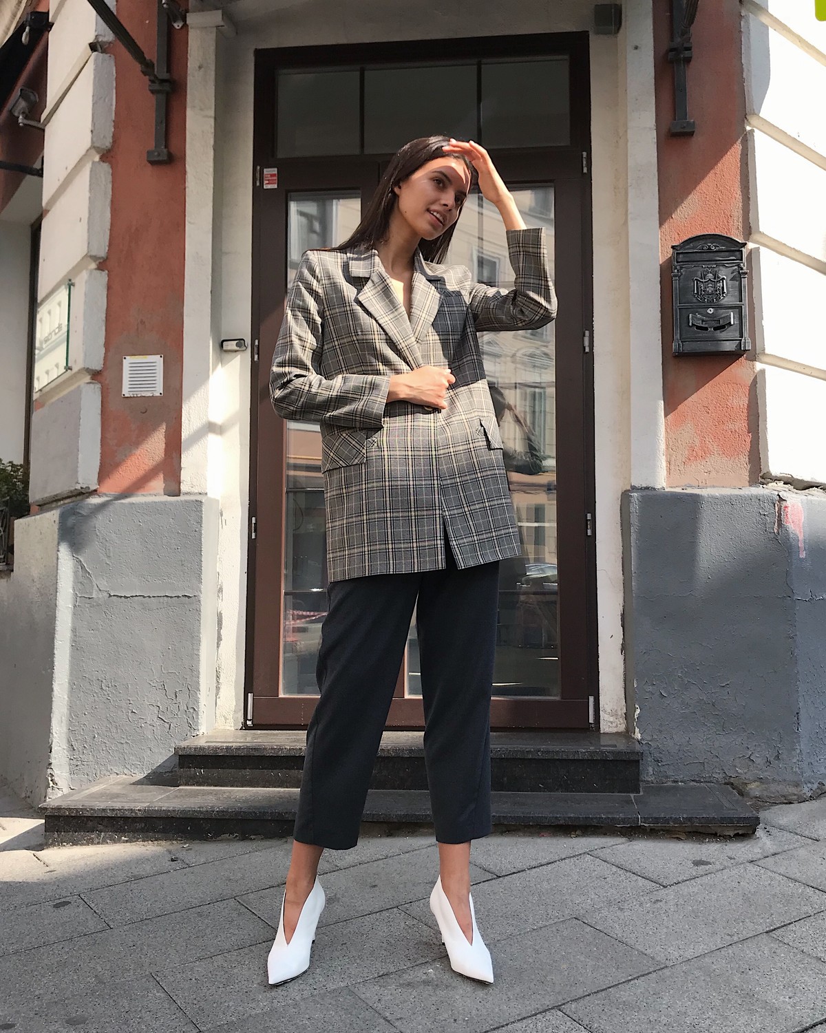 Удлиненный однобортный жакетс плечевыми накладками. Крой oversize дает отсылку к стилю мужского пиджака. Модель полуприталенного силуэта подчеркивает женственность фигуры. Жакет можно сочетать с брюками в тон, узкой юбкой или джинсами.

На модели размер XS/S

