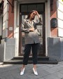 Удлиненный однобортный жакетс плечевыми накладками. Крой oversize дает отсылку к стилю мужского пиджака. Модель полуприталенного силуэта подчеркивает женственность фигуры. Жакет можно сочетать с брюками в тон, узкой юбкой или джинсами.

На модели размер XS/S


