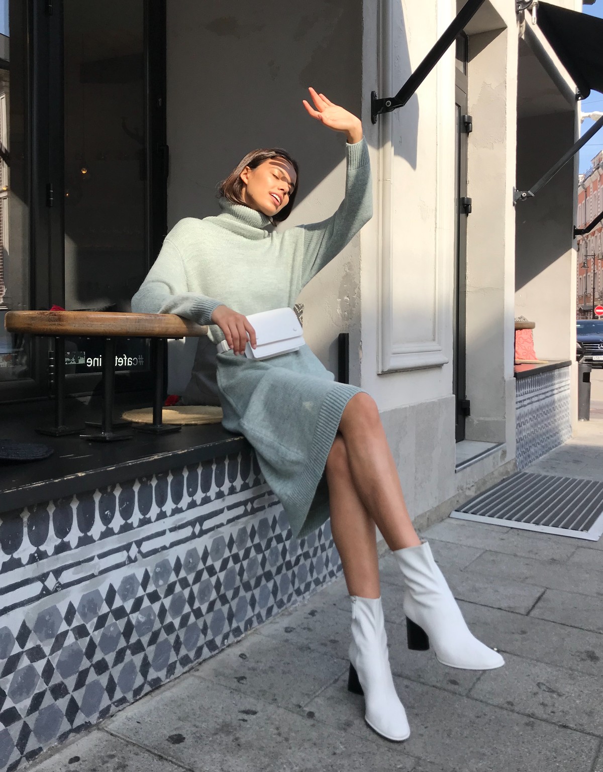 Трикотажное платье длины миди прямого кроя. Дополнено широким высоким воротом. По низу рукава и низу изделия притачан манжет, что создает удобство при ношении платья. Идеальный вариант для прохладных зимнихпрогулок и уютных посиделок с друзьями.