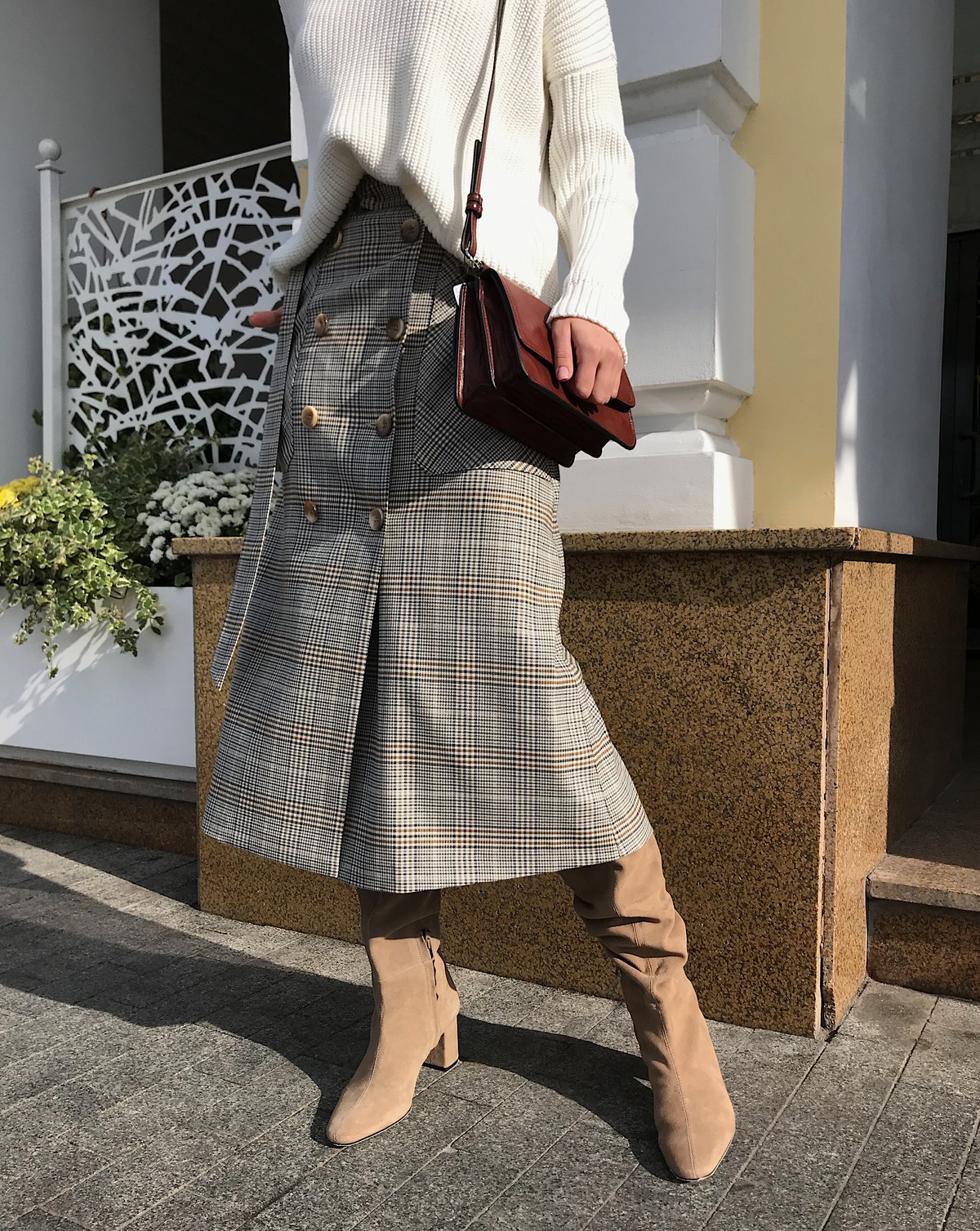 Двубортная юбка,расширенная к низу, с отрезным поясом,застегивающимся на 1 пуговицу и 1 глазковую петлю. Съемный пояс позволяет дополнять образ подходящими аксессуарами. Юбку можно сочетать как со строгой рубашкой, так и с расслабленной блузой для вечернего выхода.

На модели размер XS