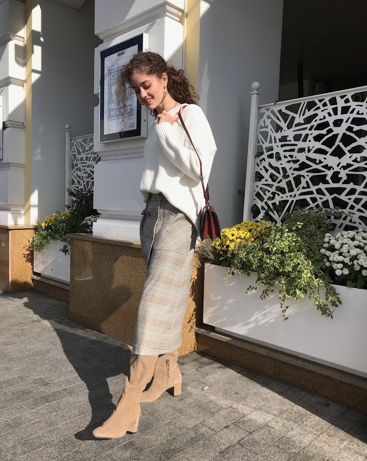 Двубортная юбка,расширенная к низу, с отрезным поясом,застегивающимся на 1 пуговицу и 1 глазковую петлю. Съемный пояс позволяет дополнять образ подходящими аксессуарами. Юбку можно сочетать как со строгой рубашкой, так и с расслабленной блузой для вечернего выхода.

На модели размер XS