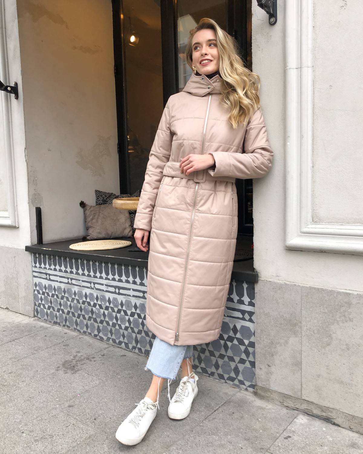 Пальто стеганое на био пухе. Модель однобортная прямого силуэта, дополнена поясом в тон изделия. Пуховик имеет карманы и теплый съемный капюшон, который способен защитить от ветра и снега.

Пуховик держит тепло до -10

На модели размер XS