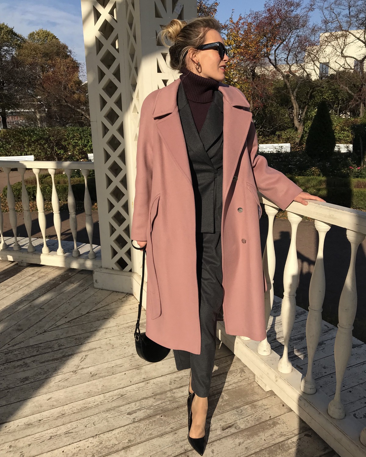 Пальто-халат длины миди с клапанами на карманах, рукавом реглан. Дополнено декоративными отстрочками и воротником-стойка с фигурным вырезом. Данная модель красиво подчеркивает женственные формы за счет пояса.

Пальто утеплено и будет греть вас до -10.

На модели размер XS