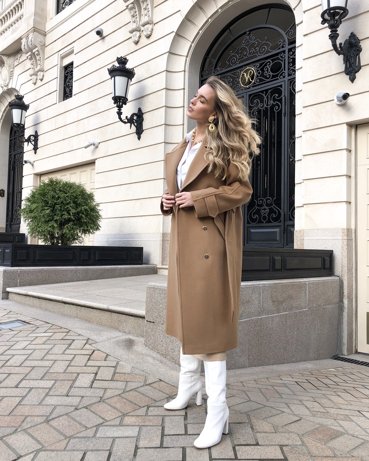 Пальто-халат длины миди с клапанами на карманах, рукавом реглан. Дополнено декоративными отстрочками и воротником-стойка с фигурным вырезом. Данная модель красиво подчеркивает женственные формы за счет пояса.

Пальто утеплено и будет греть вас до -10.

На модели размер XS