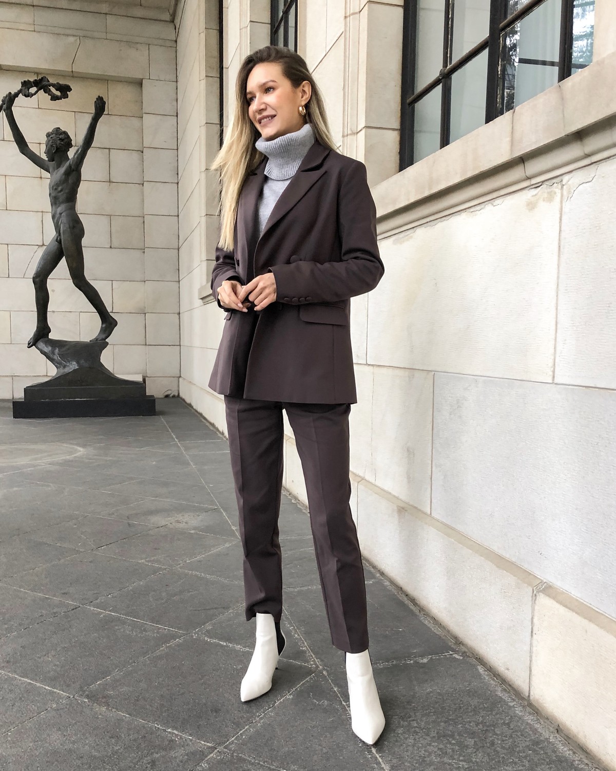 Слегка зауженные брюки на высокой талии. Дополнены поясом с трендовой в этом сезоне роговой пряжкой. Сочетайте с однотонным жакетом из комплекта для создания изысканного, делового или вечернего образа. Брюки этой модели выпускаются в нашей коллекции уже несколько сезонов подряд, поэтому их посадка безупречна.

На модели размер XS