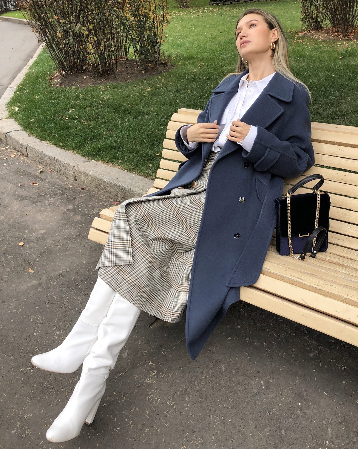 Пальто-халат длины миди с клапанами на карманах, рукавом реглан. Дополнено декоративными отстрочками и воротником-стойка с фигурным вырезом. Данная модель красиво подчеркивает женственные формы за счет пояса.

Пальто утеплено и будет греть вас до -10.

На модели размер XS