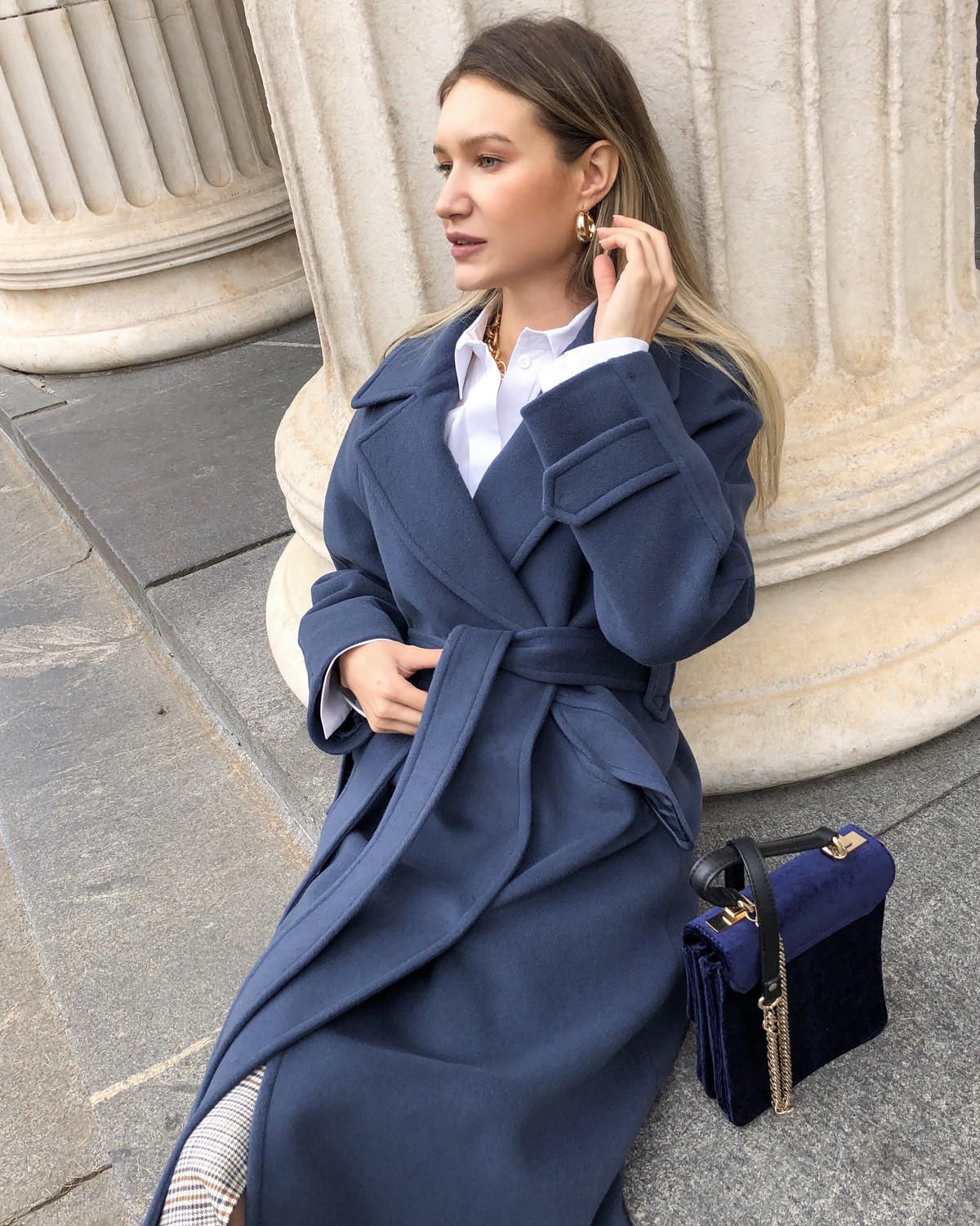 Пальто-халат длины миди с клапанами на карманах, рукавом реглан. Дополнено декоративными отстрочками и воротником-стойка с фигурным вырезом. Данная модель красиво подчеркивает женственные формы за счет пояса.

Пальто утеплено и будет греть вас до -10.

На модели размер XS