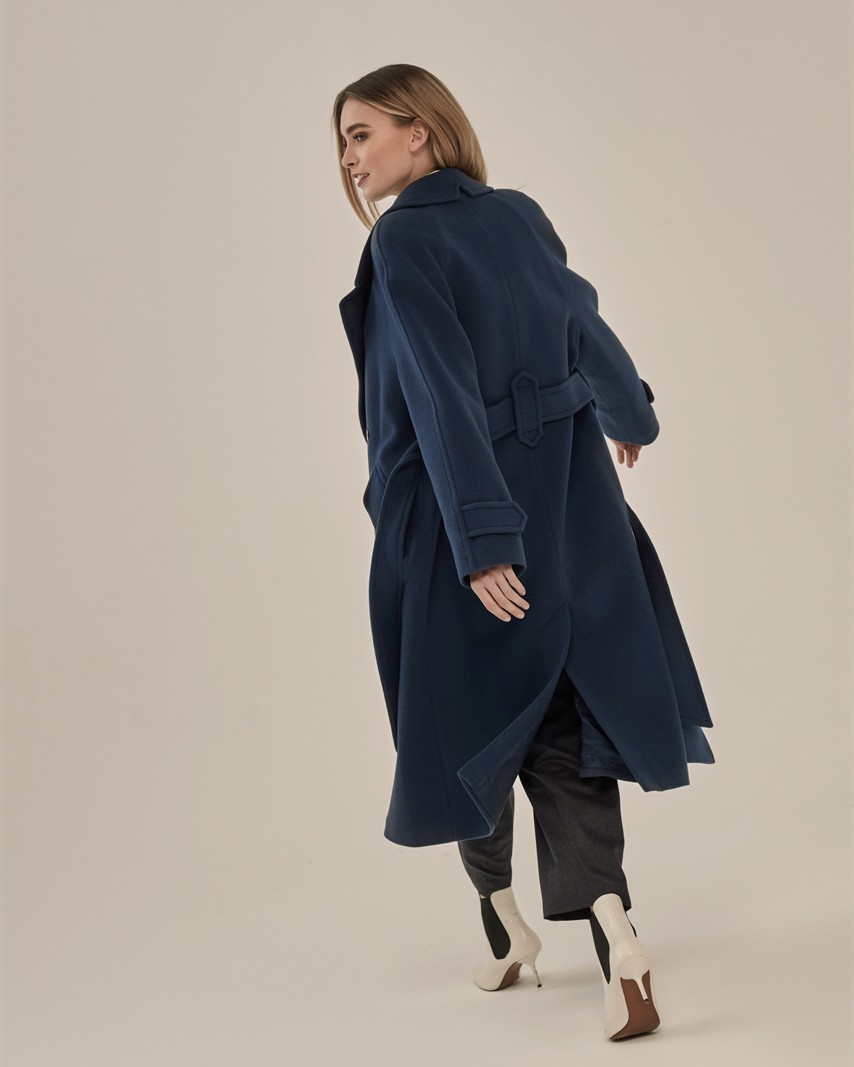 Пальто-халат длины миди с клапанами на карманах, рукавом реглан. Дополнено декоративными отстрочками и воротником-стойка с фигурным вырезом. Данная модель красиво подчеркивает женственные формы за счет пояса.

Пальто утеплено и будет греть вас до -10.

На модели размер XS