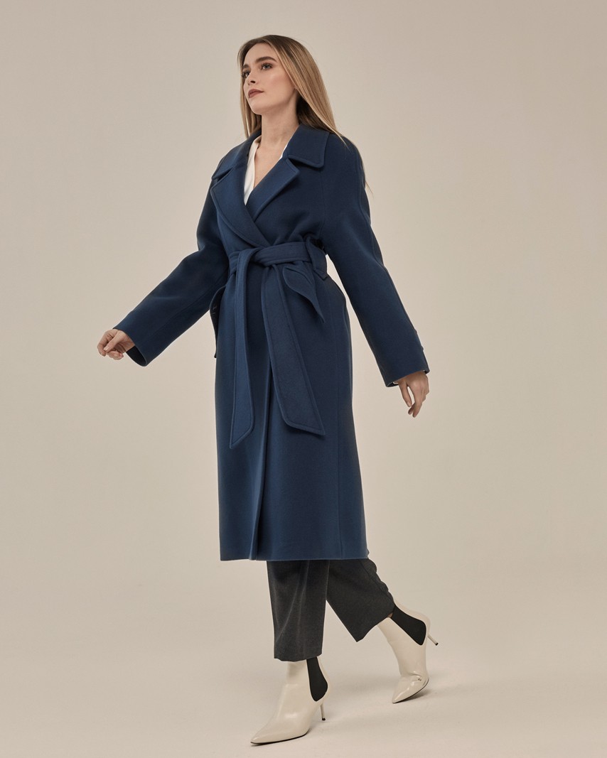 Пальто-халат длины миди с клапанами на карманах, рукавом реглан. Дополнено декоративными отстрочками и воротником-стойка с фигурным вырезом. Данная модель красиво подчеркивает женственные формы за счет пояса.

Пальто утеплено и будет греть вас до -10.

На модели размер XS