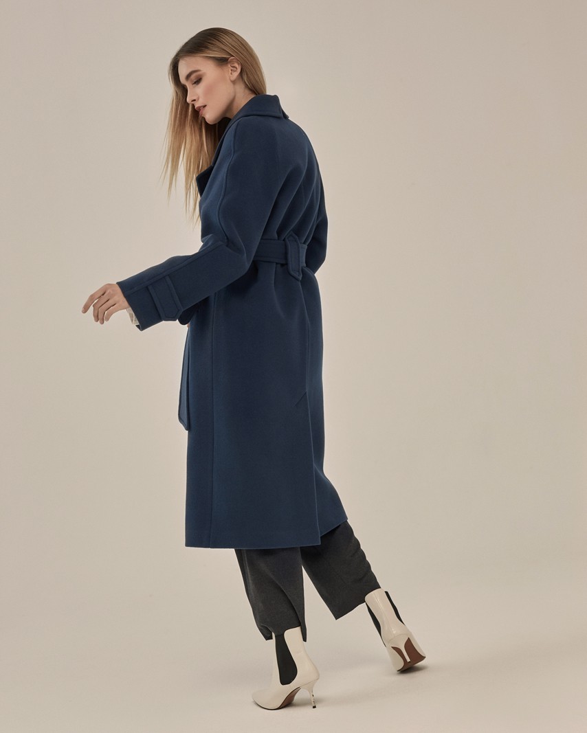 Пальто-халат длины миди с клапанами на карманах, рукавом реглан. Дополнено декоративными отстрочками и воротником-стойка с фигурным вырезом. Данная модель красиво подчеркивает женственные формы за счет пояса.

Пальто утеплено и будет греть вас до -10.

На модели размер XS