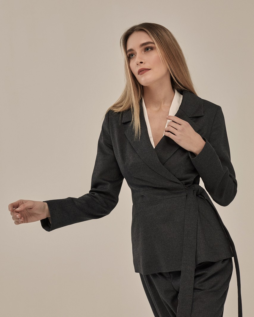 Жакет женский двубортный, прилегающего силуэта с боковыми карманами. Модель дополнена втачным поясом, который способен подчеркнуть талию и придать фигуре силуэт песочные часы. Сочетайте жакет с юбками и брюками на высокой посадке, создавая множество образов.

На модели размер XS