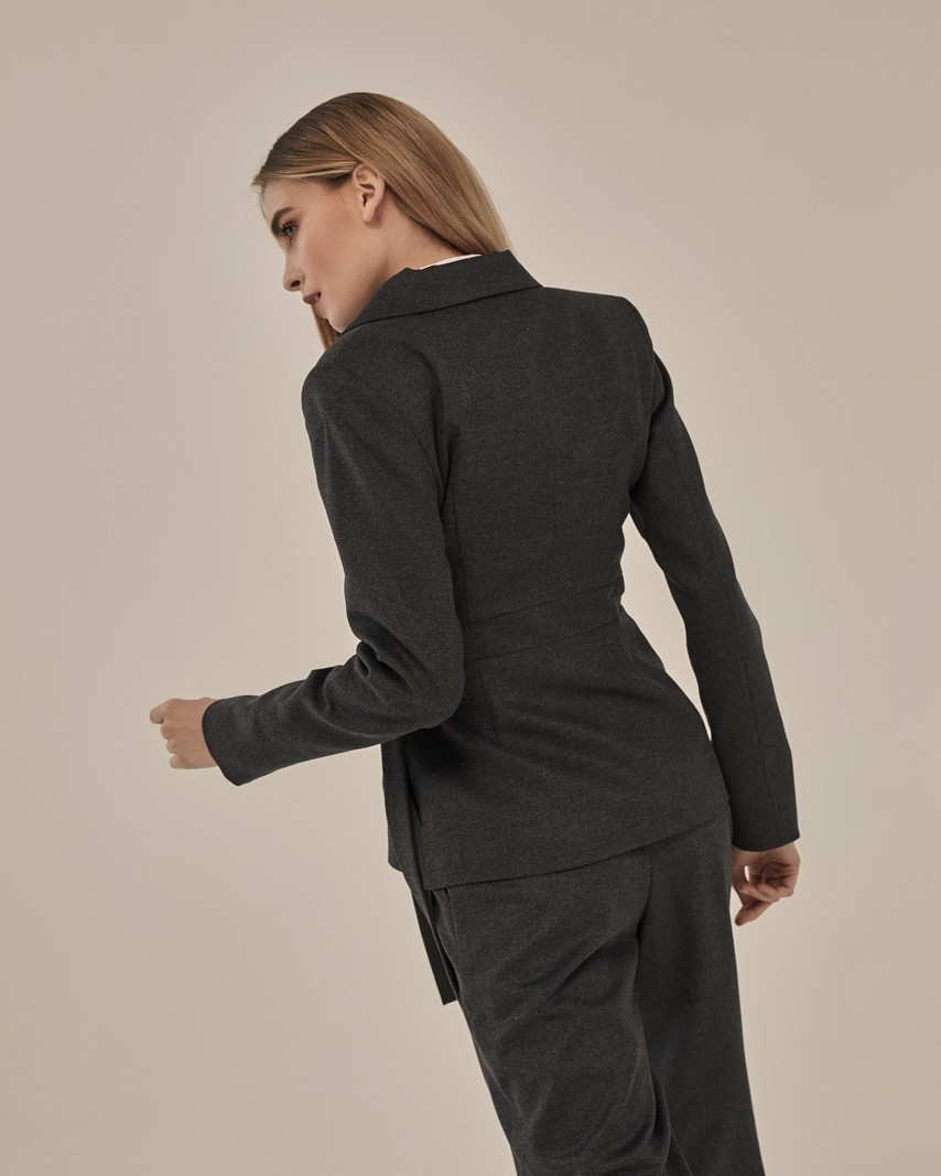 Жакет женский двубортный, прилегающего силуэта с боковыми карманами. Модель дополнена втачным поясом, который способен подчеркнуть талию и придать фигуре силуэт песочные часы. Сочетайте жакет с юбками и брюками на высокой посадке, создавая множество образов.

На модели размер XS