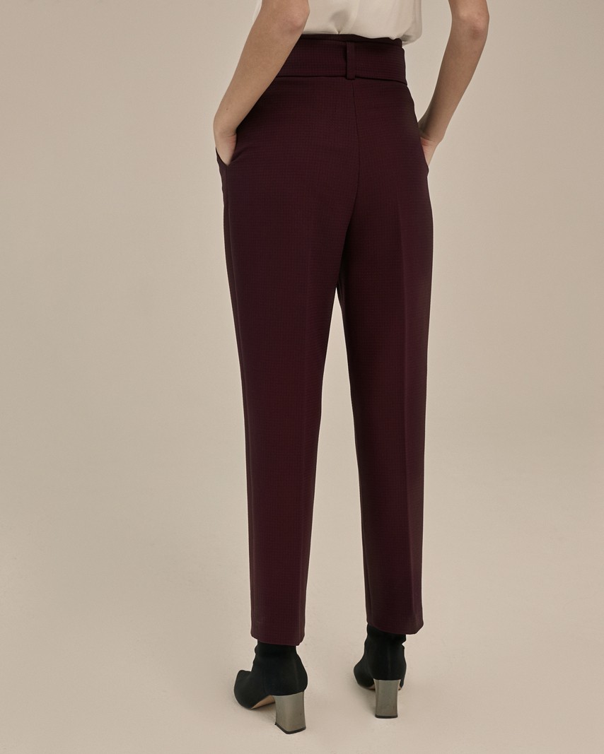 Слегка зауженные брюки на высокой талии. Дополнены поясом с трендовой в этом сезоне роговой пряжкой. Сочетайте с однотонным жакетом из комплекта для создания изысканного, делового или вечернего образа. Брюки этой модели выпускаются в нашей коллекции уже несколько сезонов подряд, поэтому их посадка безупречна.

На модели размер XS