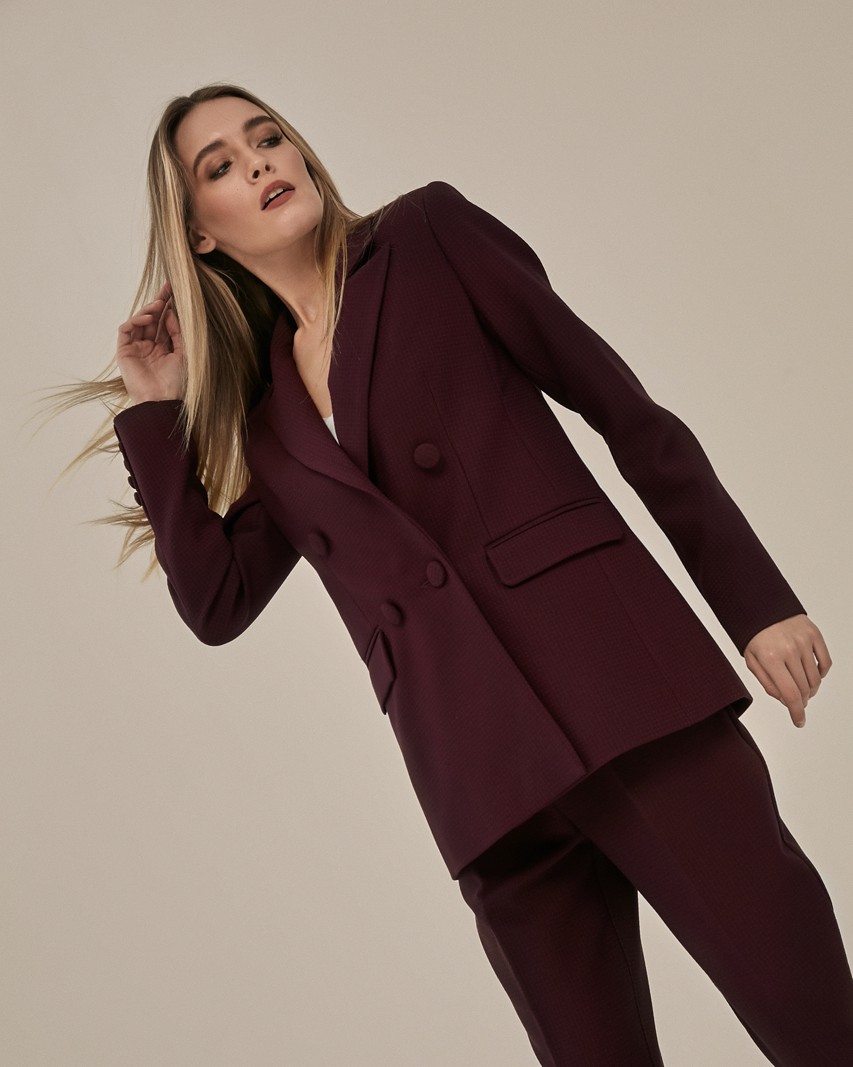 Двубортный жакет свободного кроя с обтяжными пуговицами и клапанами на карманах. Сочетайте с брюками в тон для создания изысканного, делового или вечернего образа. Бестселлер базовой коллекции, который мы повторили этой осенью в глубоких природных оттенках.

На модели размер XS