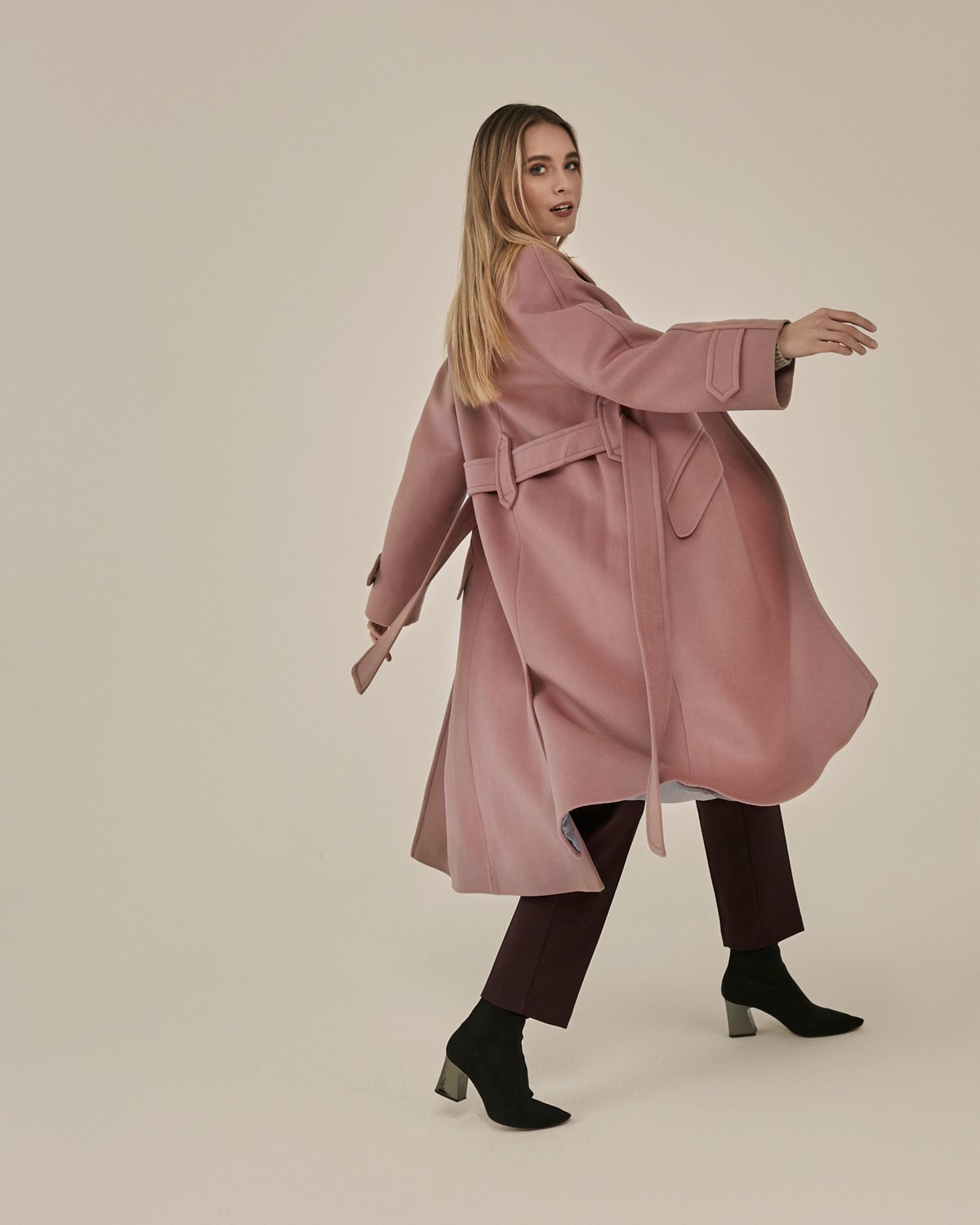 Пальто-халат длины миди с клапанами на карманах, рукавом реглан. Дополнено декоративными отстрочками и воротником-стойка с фигурным вырезом. Данная модель красиво подчеркивает женственные формы за счет пояса.

Пальто утеплено и будет греть вас до -10.

На модели размер XS