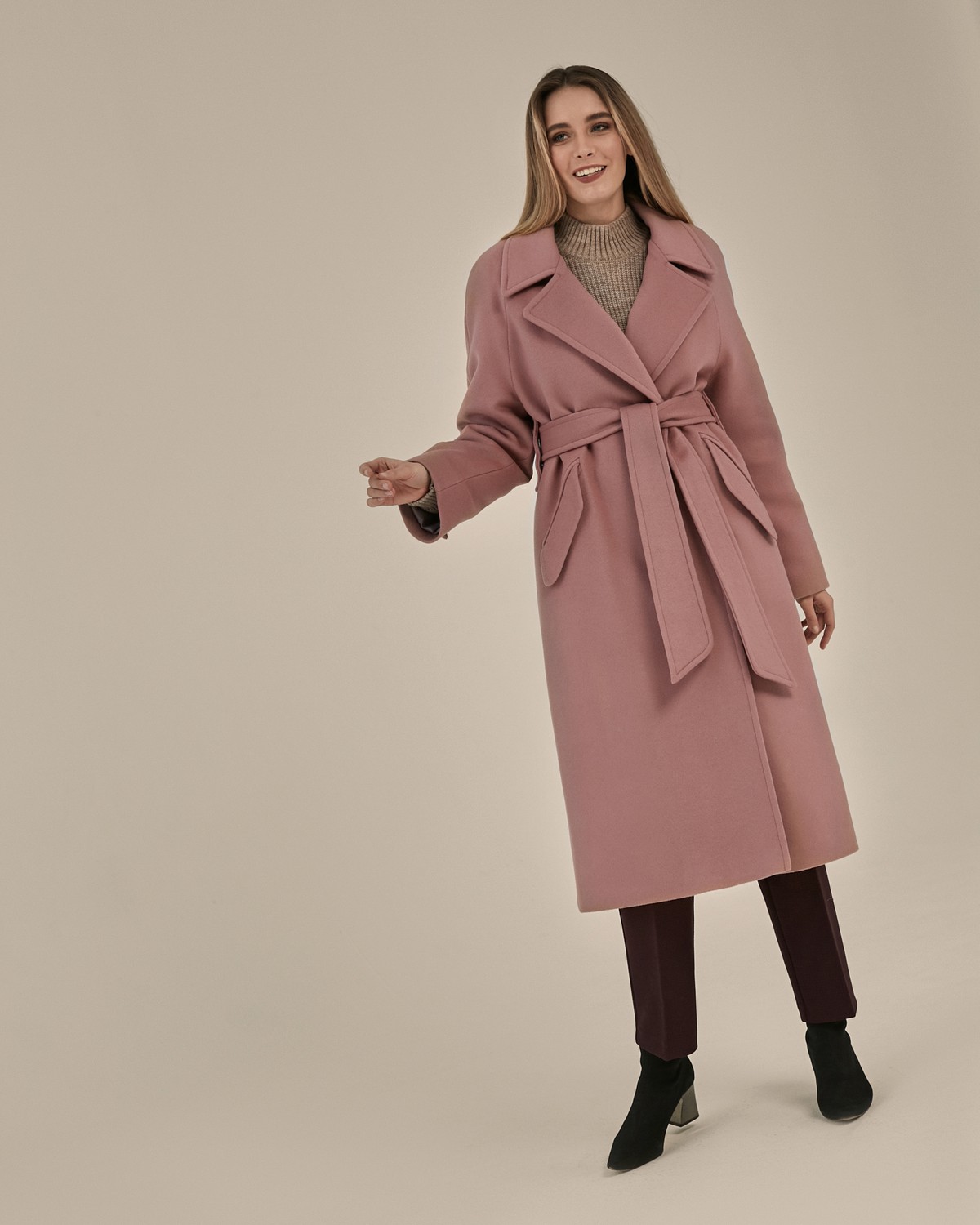 Пальто-халат длины миди с клапанами на карманах, рукавом реглан. Дополнено декоративными отстрочками и воротником-стойка с фигурным вырезом. Данная модель красиво подчеркивает женственные формы за счет пояса.

Пальто утеплено и будет греть вас до -10.

На модели размер XS