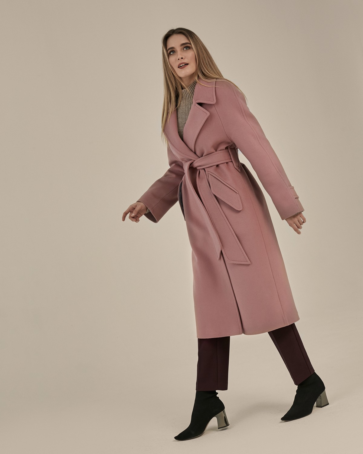 Пальто-халат длины миди с клапанами на карманах, рукавом реглан. Дополнено декоративными отстрочками и воротником-стойка с фигурным вырезом. Данная модель красиво подчеркивает женственные формы за счет пояса.

Пальто утеплено и будет греть вас до -10.

На модели размер XS