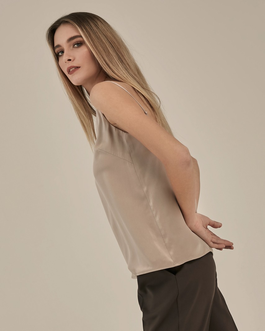 Двухслойный шелковый топ в бельевом стиле с V образным вырезом незаменимая база. Надевайте его подо все под жакет, под свитер, под кардиган, или носите поверх футболки. Наш совет купите топ в нескольких цветах, сочетающихся с вашим любимым брючным костюмом, чтобы создавать больше образов под настроение.

На модели размер XS