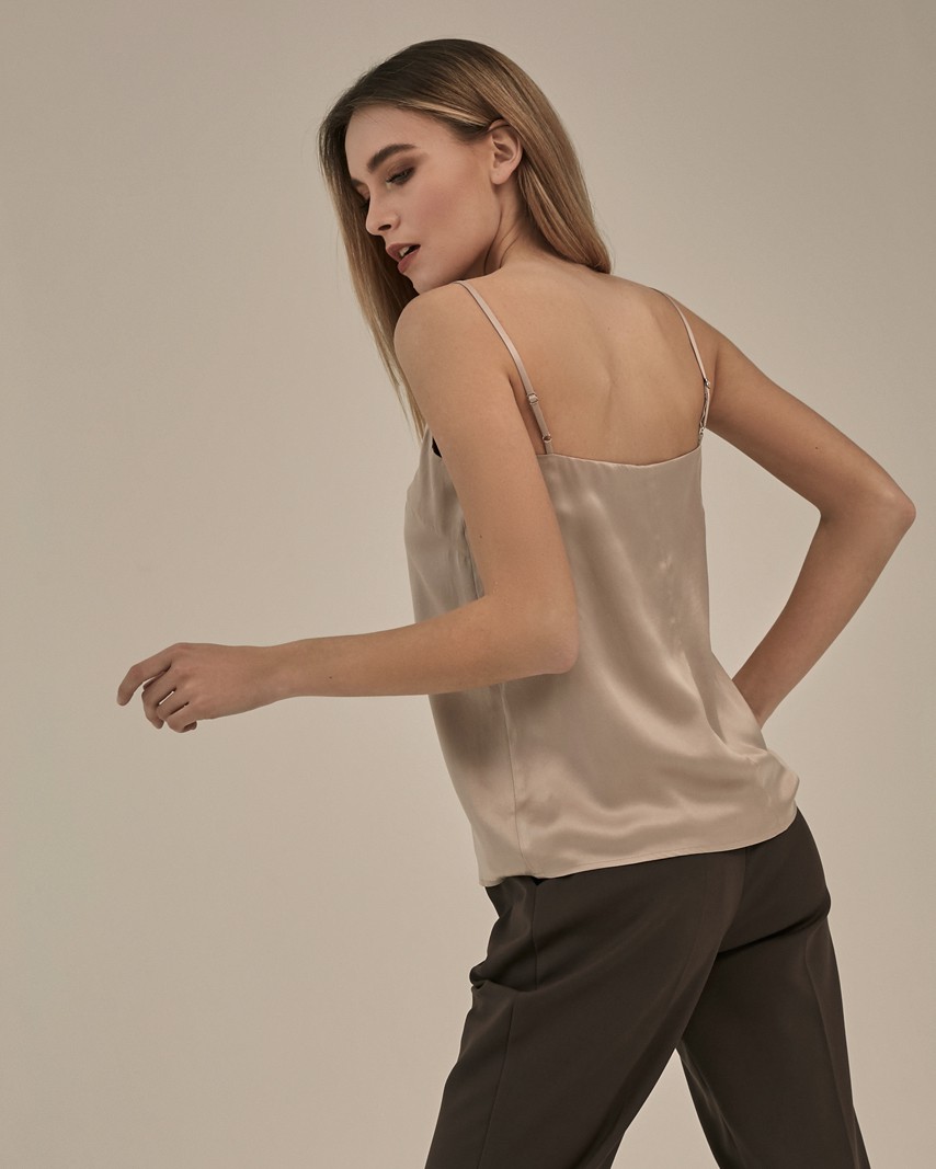 Двухслойный шелковый топ в бельевом стиле с V образным вырезом незаменимая база. Надевайте его подо все под жакет, под свитер, под кардиган, или носите поверх футболки. Наш совет купите топ в нескольких цветах, сочетающихся с вашим любимым брючным костюмом, чтобы создавать больше образов под настроение.

На модели размер XS