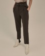 Слегка зауженные брюки на высокой талии. Дополнены поясом с трендовой в этом сезоне роговой пряжкой. Сочетайте с однотонным жакетом из комплекта для создания изысканного, делового или вечернего образа. Брюки этой модели выпускаются в нашей коллекции уже несколько сезонов подряд, поэтому их посадка безупречна.

На модели размер XS