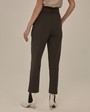 Слегка зауженные брюки на высокой талии. Дополнены поясом с трендовой в этом сезоне роговой пряжкой. Сочетайте с однотонным жакетом из комплекта для создания изысканного, делового или вечернего образа. Брюки этой модели выпускаются в нашей коллекции уже несколько сезонов подряд, поэтому их посадка безупречна.

На модели размер XS