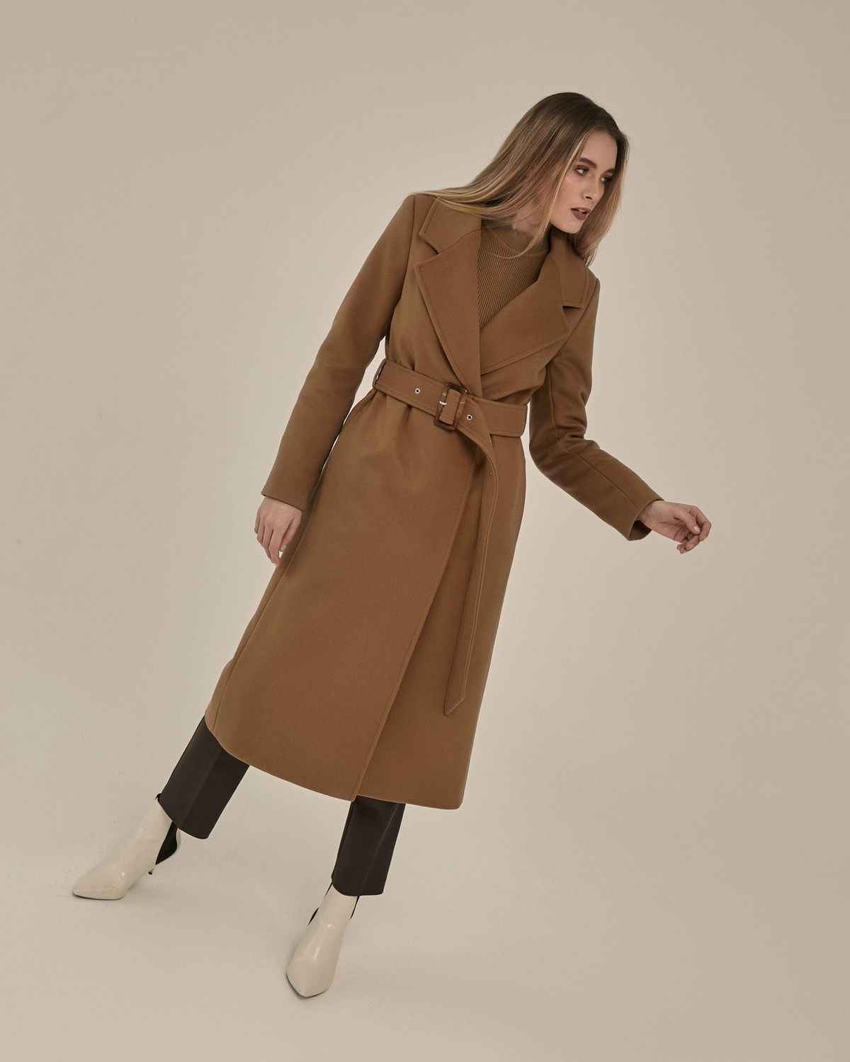 Утепленное пальто-халат с втачанным рукавом классической посадки и английским воротником. Дополнено поясом с пряжкой в тон изделия и скрытыми кнопками по внутренней полочке. Благодаря утонченному крою и утеплителю в подкладке с пальто можно создавать элегантные и женственные зимние образы. Эта модель - один из бестселлеров осенней коллекции, которую мы повторили в утепленном варианте.

Модель будет согревать вас до -10 градусов.

На модели размер XS