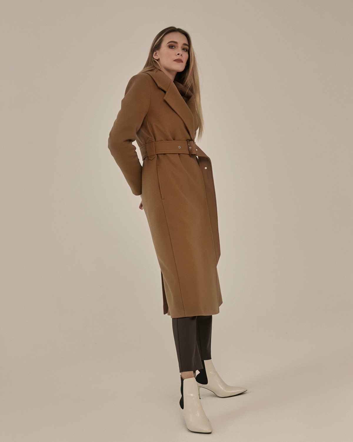 Утепленное пальто-халат с втачанным рукавом классической посадки и английским воротником. Дополнено поясом с пряжкой в тон изделия и скрытыми кнопками по внутренней полочке. Благодаря утонченному крою и утеплителю в подкладке с пальто можно создавать элегантные и женственные зимние образы. Эта модель - один из бестселлеров осенней коллекции, которую мы повторили в утепленном варианте.

Модель будет согревать вас до -10 градусов.

На модели размер XS