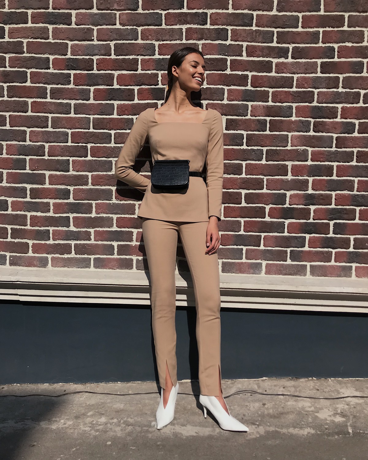 Блуза приталенного силуэта с глубоким вырезом каре. Блуза, отрезная по талии, создает женсвтенные очертания фигуры. Застежка на металлическую молнию на спинке. Блузу можно сочетать как с юбкой, так и с зауженными брюками.

На модели размер XS