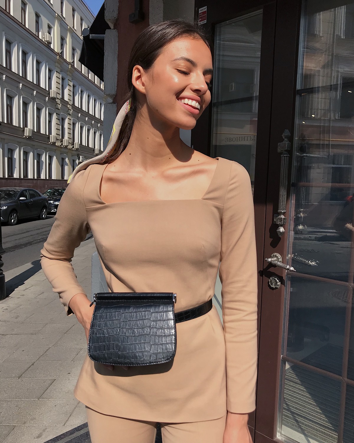 Блуза приталенного силуэта с глубоким вырезом каре. Блуза, отрезная по талии, создает женсвтенные очертания фигуры. Застежка на металлическую молнию на спинке. Блузу можно сочетать как с юбкой, так и с зауженными брюками.

На модели размер XS