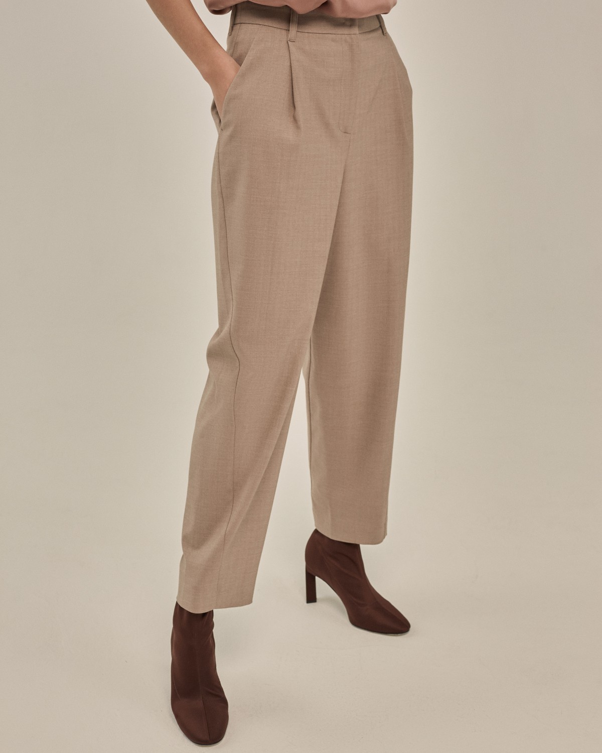 Брюки-бананы свободного силуэта в области бедер и зауженные к низу. Моедль дополнена акцентными боковыми швами, которые переходят на переднюю половинку. На поясе приделаны шлевки, что позволяет носить брюки с ремнем, который добавит уникальности вашему образу. Брюки можно носить как отдельно, так и в сочетании с жакетом-oversize.