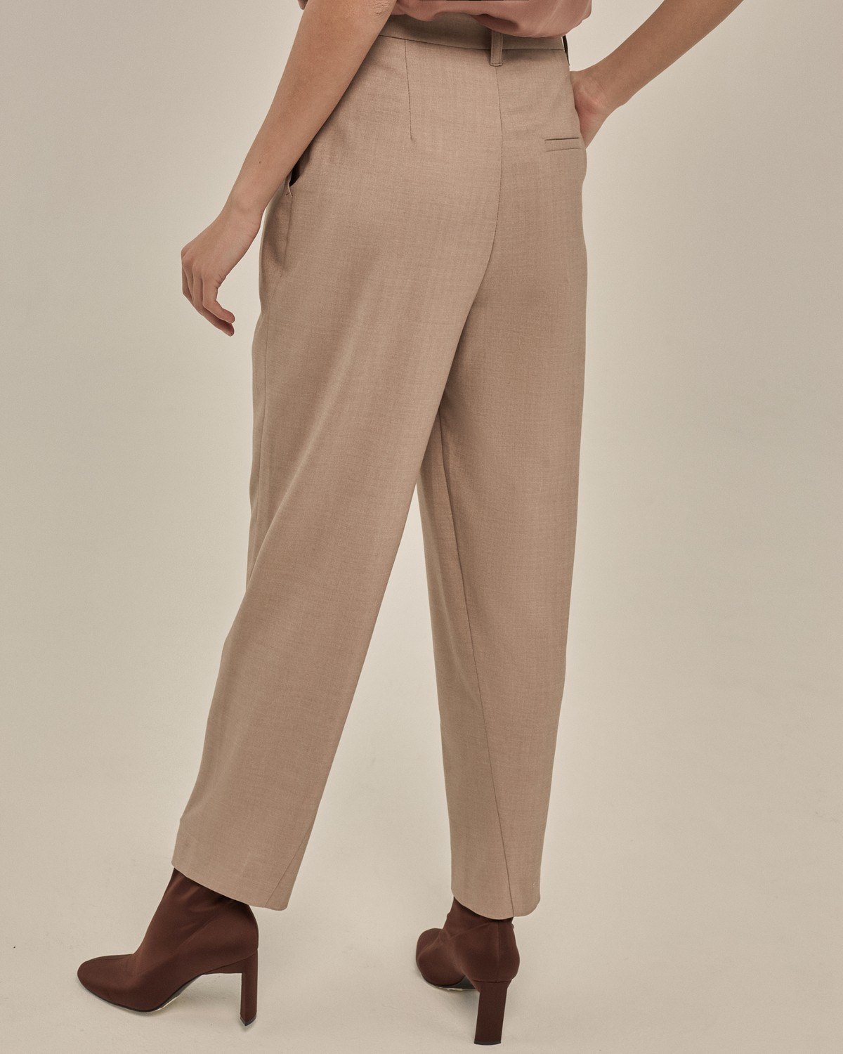 Брюки-бананы свободного силуэта в области бедер и зауженные к низу. Моедль дополнена акцентными боковыми швами, которые переходят на переднюю половинку. На поясе приделаны шлевки, что позволяет носить брюки с ремнем, который добавит уникальности вашему образу. Брюки можно носить как отдельно, так и в сочетании с жакетом-oversize.