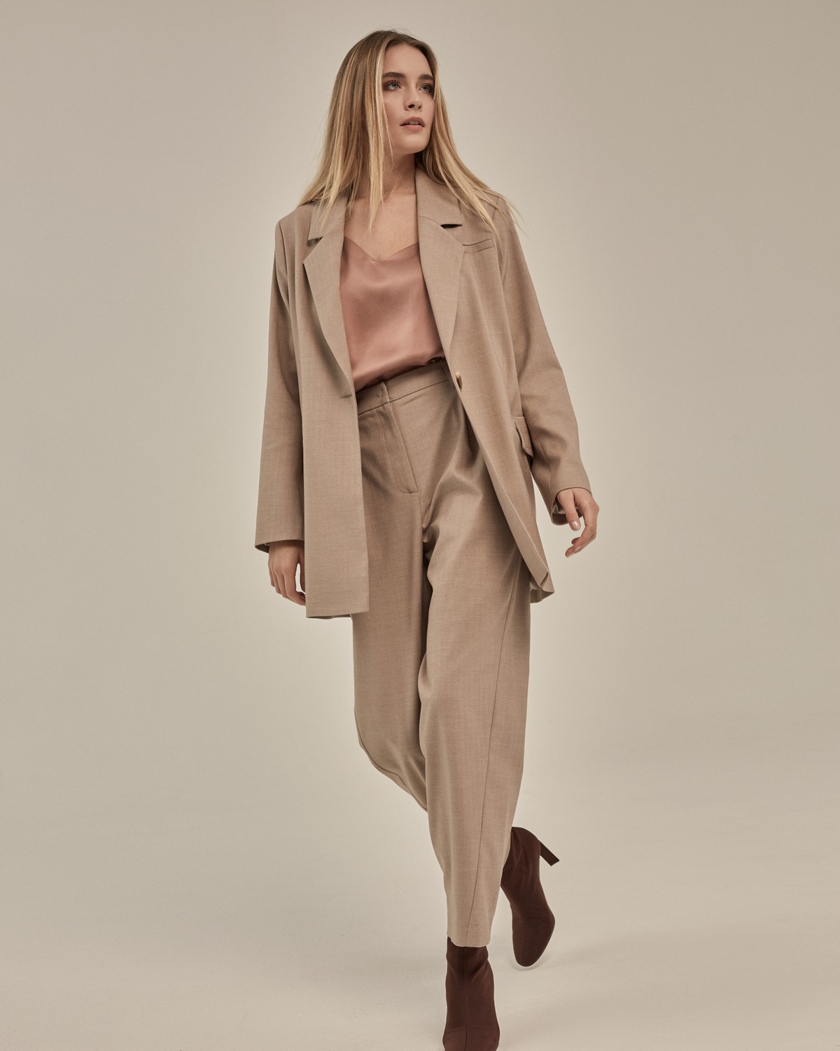 Брюки-бананы свободного силуэта в области бедер и зауженные к низу. Моедль дополнена акцентными боковыми швами, которые переходят на переднюю половинку. На поясе приделаны шлевки, что позволяет носить брюки с ремнем, который добавит уникальности вашему образу. Брюки можно носить как отдельно, так и в сочетании с жакетом-oversize.