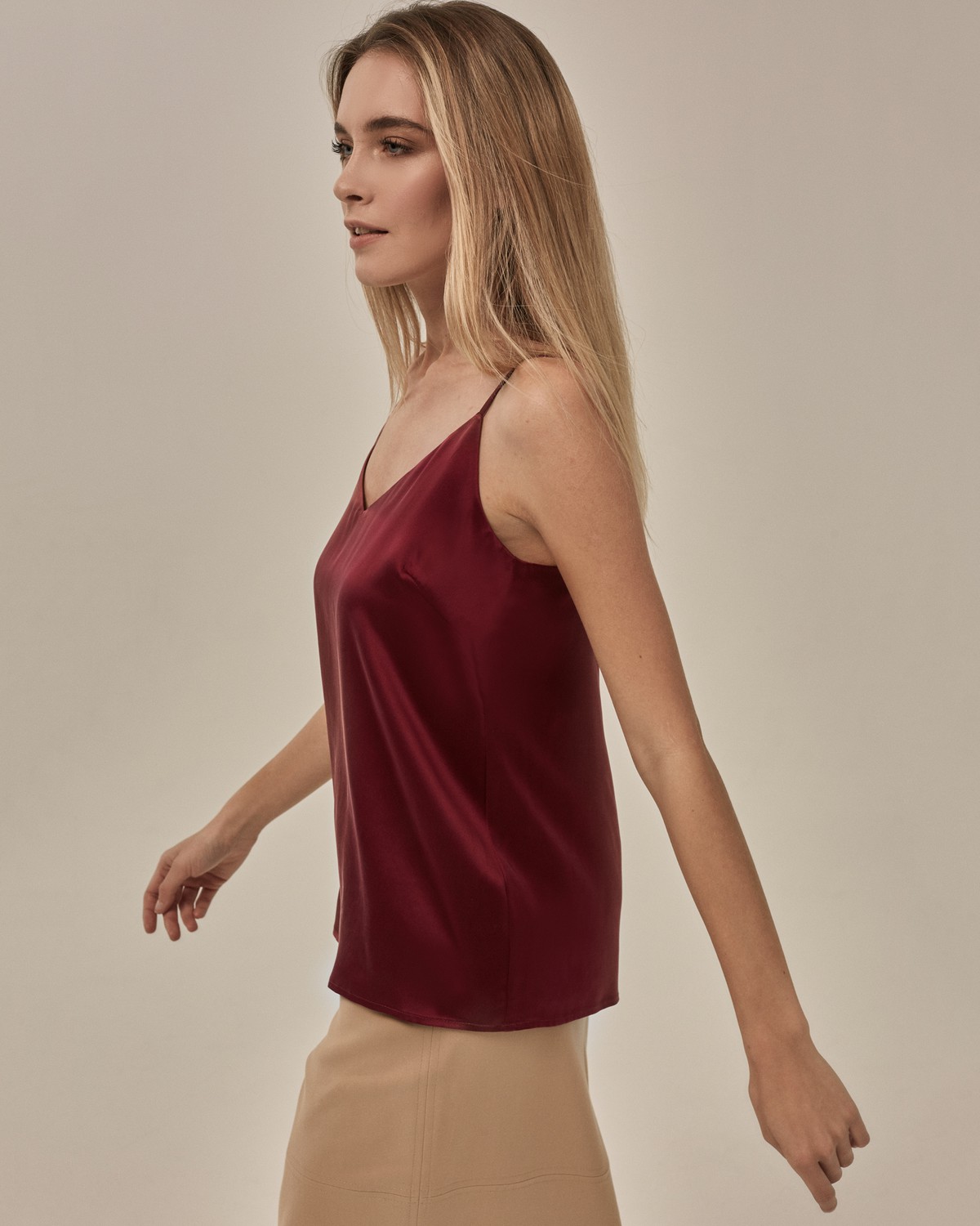 Двухслойный шелковый топ в бельевом стиле с V образным вырезом незаменимая база. Надевайте его подо все под жакет, под свитер, под кардиган, или носите поверх футболки. Наш совет купите топ в нескольких цветах, сочетающихся с вашим любимым брючным костюмом, чтобы создавать больше образов под настроение.

На модели размер XS