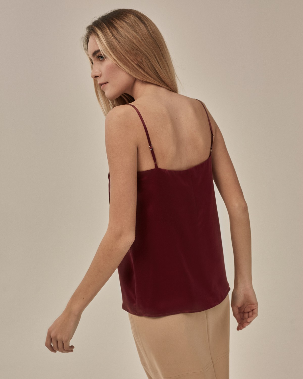 Двухслойный шелковый топ в бельевом стиле с V образным вырезом незаменимая база. Надевайте его подо все под жакет, под свитер, под кардиган, или носите поверх футболки. Наш совет купите топ в нескольких цветах, сочетающихся с вашим любимым брючным костюмом, чтобы создавать больше образов под настроение.

На модели размер XS