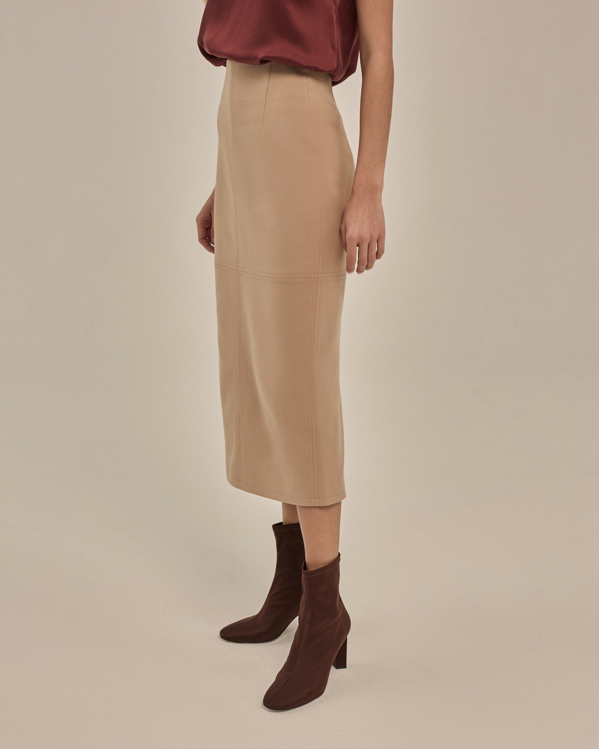 Прямая юбка-карандаш длины миди. В среднем шве по спинке застежка на потайную молнию. Юбка состоит из четырех частей - со средним швом и горизонтальным, выше колена. Сзади присутствует разрев, который не будет стеснять движение. Базовая юбка, которую можно сочетать с жакетами и блузами различных цветов.

На модели размер XS