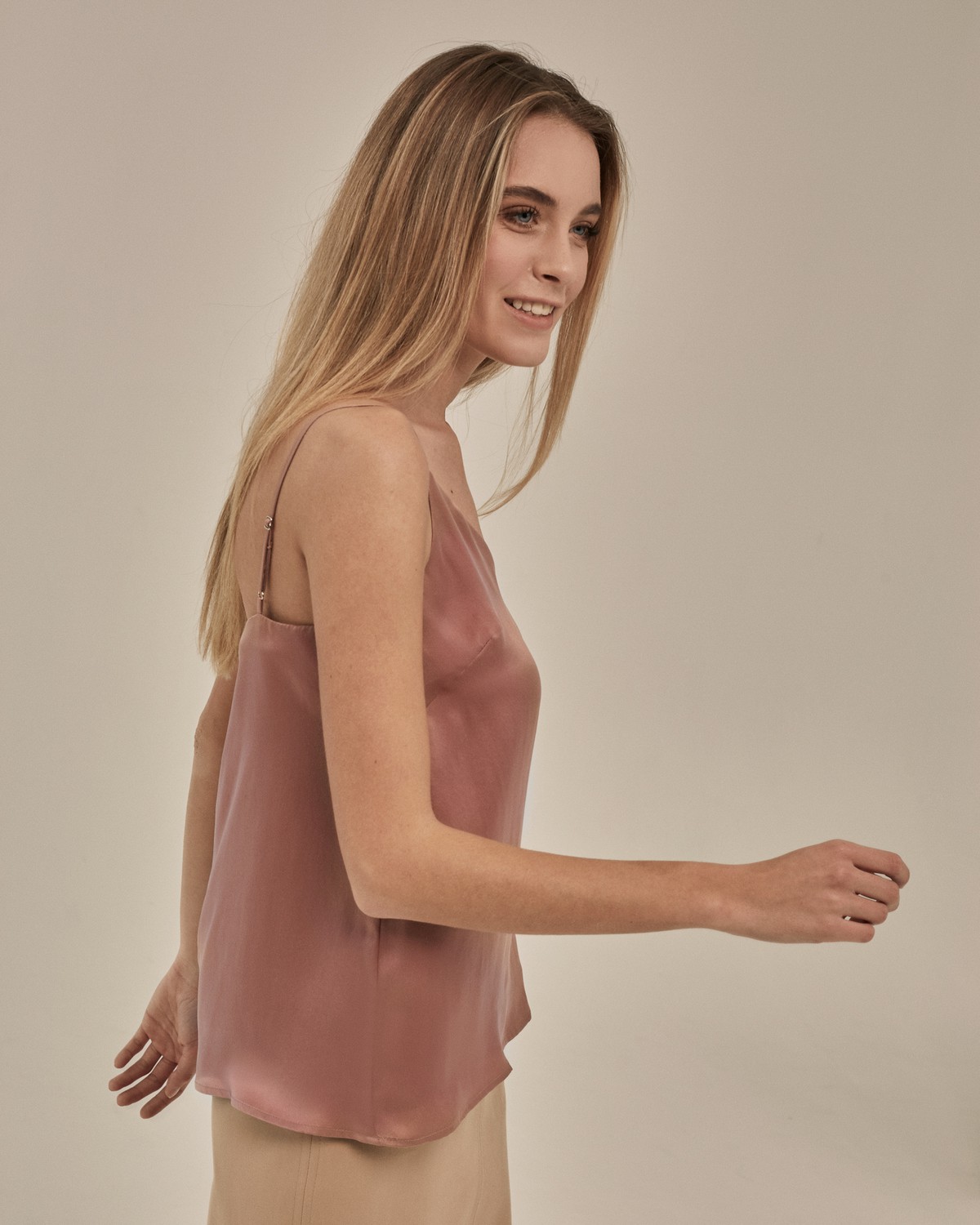 Топ шелковый в бельевом стиле, цвет: пыльно-розовый Allweneed Двухслойный шелковый топ в бельевом стиле с V образным вырезом незаменимая база. Надевайте его подо все под жакет, под свитер, под кардиган, или носите поверх футболки. Наш совет купите топ в нескольких цветах, сочетающихся с вашим любимым брючным костюмом, чтобы создавать больше образов под настроение.
На модели размер XS