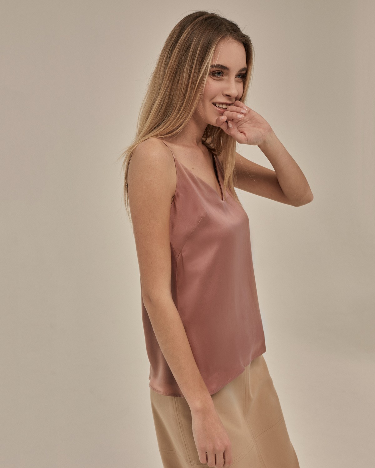 Топ шелковый в бельевом стиле, цвет: пыльно-розовый Allweneed Двухслойный шелковый топ в бельевом стиле с V образным вырезом незаменимая база. Надевайте его подо все под жакет, под свитер, под кардиган, или носите поверх футболки. Наш совет купите топ в нескольких цветах, сочетающихся с вашим любимым брючным костюмом, чтобы создавать больше образов под настроение.
На модели размер XS