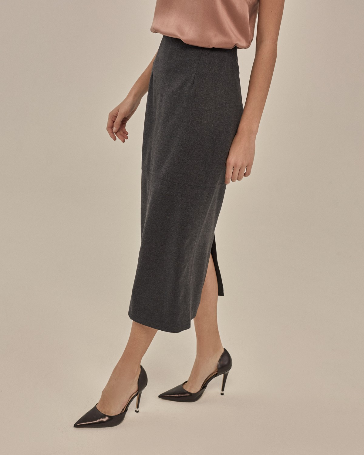 Прямая юбка-карандаш длины миди. В среднем шве по спинке застежка на потайную молнию. Юбка состоит из четырех частей - со средним швом и горизонтальным, выше колена. Сзади присутствует разрев, который не будет стеснять движение. Базовая юбка, которую можно сочетать с жакетами и блузами различных цветов.

На модели размер XS