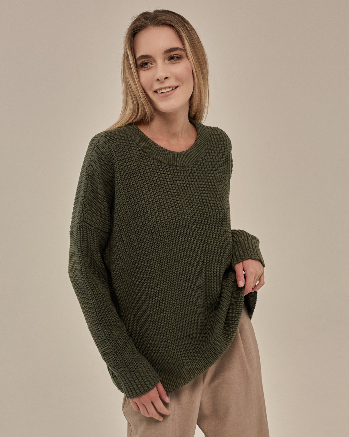 Хлопковый свитер крупной вязки с круглым вырезом. В нем удобно и уютно, его обладательница будет выглядеть как никогда женственно и изящно. Нежный хлопок дышит и позволяет поддерживать оптимальный температурный режим.