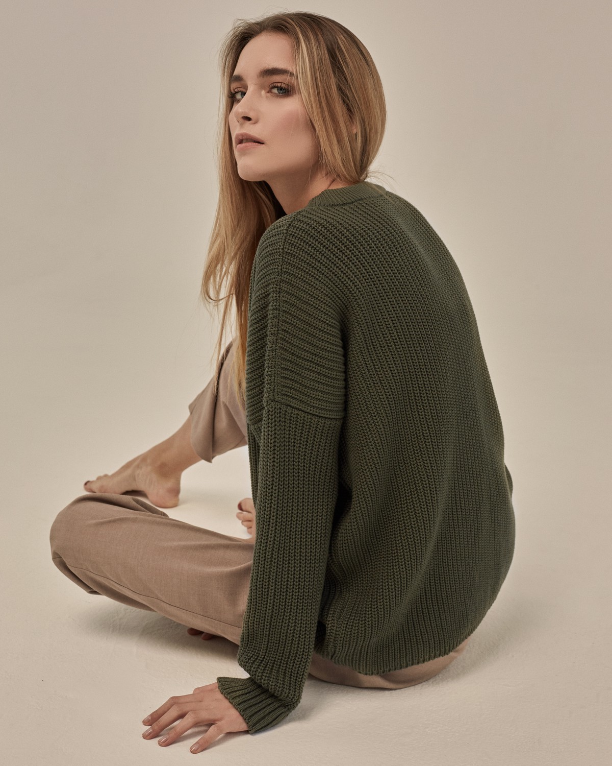 Хлопковый свитер крупной вязки с круглым вырезом. В нем удобно и уютно, его обладательница будет выглядеть как никогда женственно и изящно. Нежный хлопок дышит и позволяет поддерживать оптимальный температурный режим.