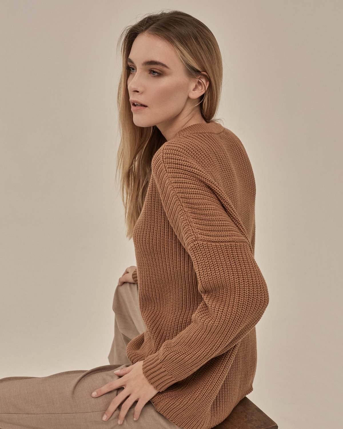 Хлопковый свитер крупной вязки с круглым вырезом. В нем удобно и уютно, его обладательница будет выглядеть как никогда женственно и изящно. Нежный хлопок дышит и позволяет поддерживать оптимальный температурный режим.