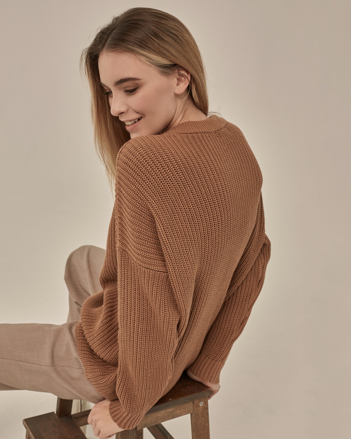 Хлопковый свитер крупной вязки с круглым вырезом. В нем удобно и уютно, его обладательница будет выглядеть как никогда женственно и изящно. Нежный хлопок дышит и позволяет поддерживать оптимальный температурный режим.